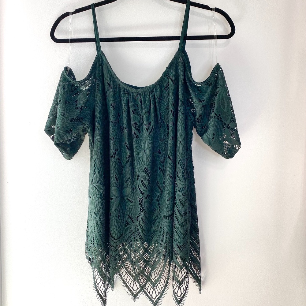 NWT Francesca’s Boutique Lace Top in Size Medium